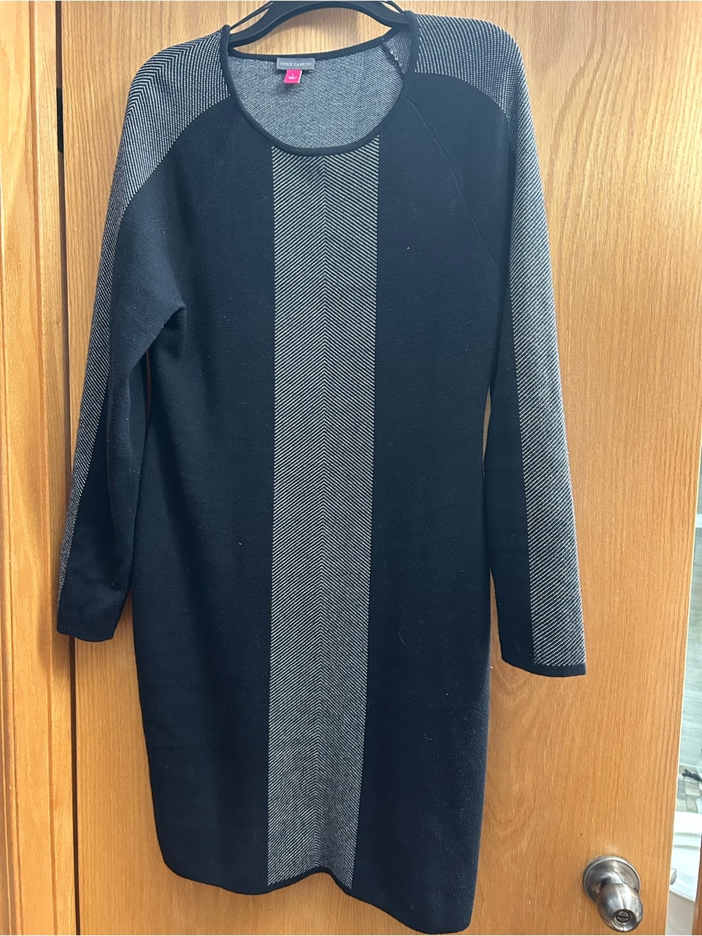 Vince Camuto Black and Gray Crewneck Long Sleeve Sweater